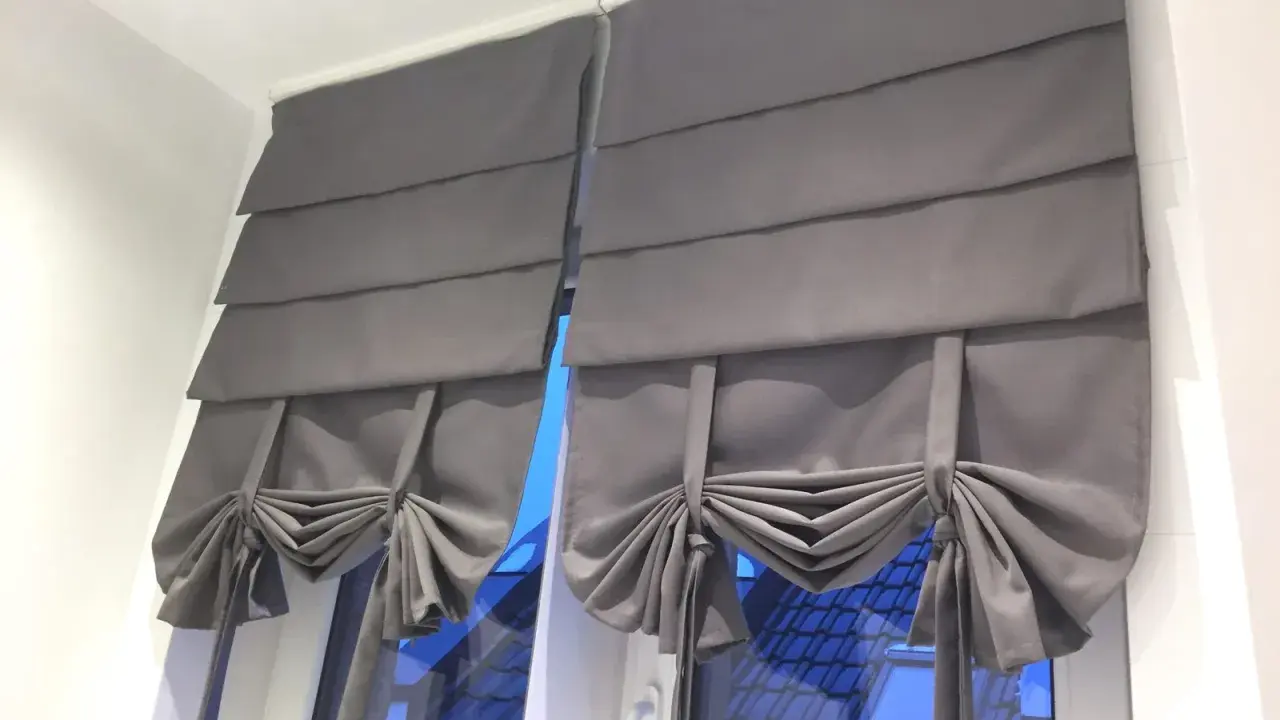 Szare firanki panelowe z zakładkami, jak uszyć firankę panel z zakładkami. Eleganckie marszczenia i kokardy dodają uroku.