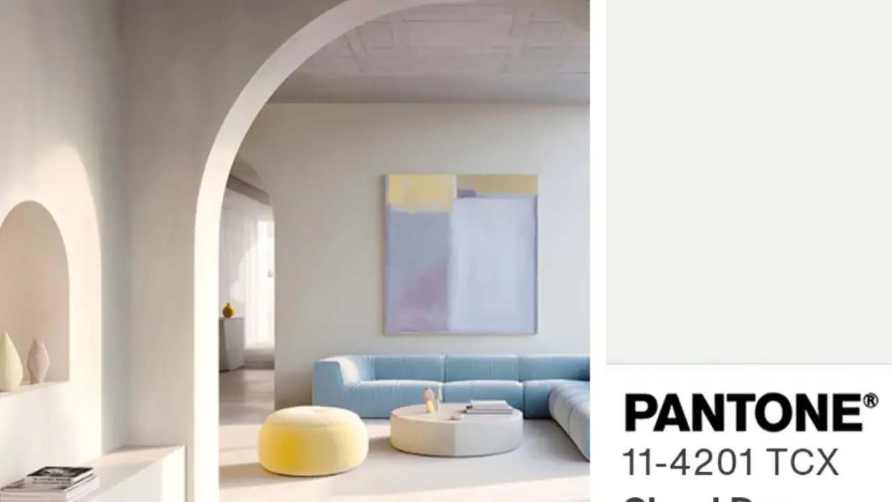Nowoczesny salon z błękitną kanapą i żółtą pufą, inspirowany kolorem Cloud Dancer od instytutu Pantone.