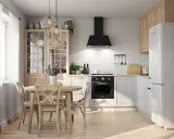 Przytulna kuchnia w stylu boho z drewnianymi meblami, wiklinowymi lampami i kwiatami.