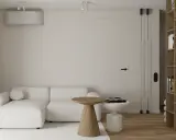 Przytulny salon w stylu wabi sabi. Jasna kanapa, drewniane stoliki i regał tworzą harmonię.