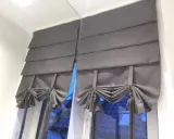 Szare firanki panelowe z zakładkami, jak uszyć firankę panel z zakładkami. Eleganckie marszczenia i kokardy dodają uroku.