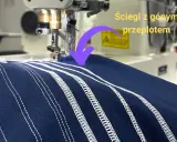 Różne rodzaje ściegów z górnym przeplotem na granatowym materiale, pokazujące elastyczność i zastosowanie.