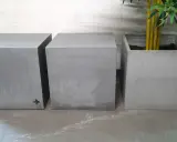 Trzy betonowe donice, jedna z nich z bambusem. Idealne do ogrodu, wykonane własnoręcznie.