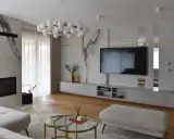 Elegancka ściana z TV glamour, z marmurowymi akcentami i złotymi detalami.