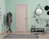 Przedpokój z miętowym kolorem ścian, manekin w płaszczu, lustro, półki z dekoracjami i drzwi.