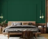 Elegancka, butelkowa zieleń zielona sypialnia z wygodnym łóżkiem, nowoczesnymi lampami i otwartą garderobą.