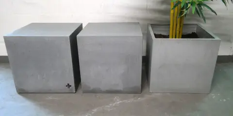 Trzy betonowe donice, jedna z nich z bambusem. Idealne do ogrodu, wykonane własnoręcznie.