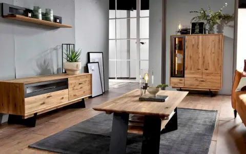 Przytulny salon boho loft z drewnianymi meblami, szarym dywanem i roślinami.