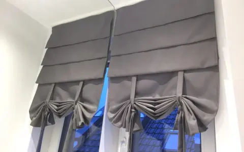 Szare firanki panelowe z zakładkami, jak uszyć firankę panel z zakładkami. Eleganckie marszczenia i kokardy dodają uroku.