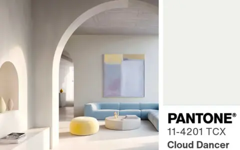 Nowoczesny salon z błękitną kanapą i żółtą pufą, inspirowany kolorem Cloud Dancer od instytutu Pantone.