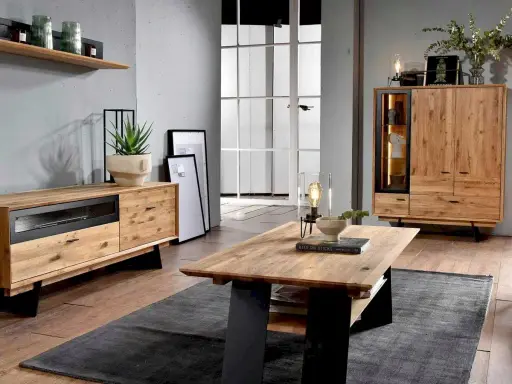 Przytulny salon boho loft z drewnianymi meblami, szarym dywanem i roślinami.