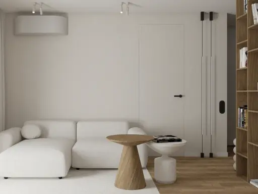 Przytulny salon w stylu wabi sabi. Jasna kanapa, drewniane stoliki i regał tworzą harmonię.