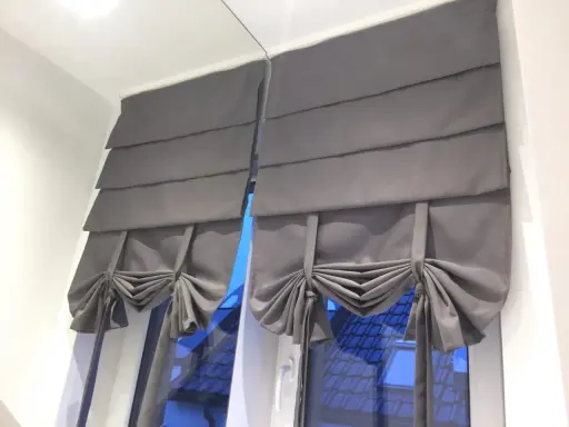 Szare firanki panelowe z zakładkami, jak uszyć firankę panel z zakładkami. Eleganckie marszczenia i kokardy dodają uroku.