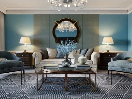 Elegancki salon w stylu włoskim: błękitne ściany, wygodna sofa, fotele, stolik kawowy i dywan z geometrycznym wzorem.
