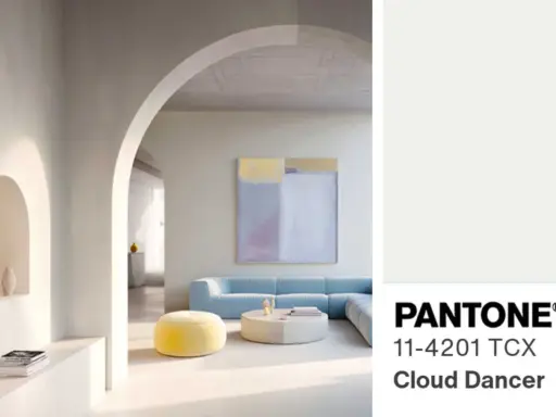 Nowoczesny salon z błękitną kanapą i żółtą pufą, inspirowany kolorem Cloud Dancer od instytutu Pantone.