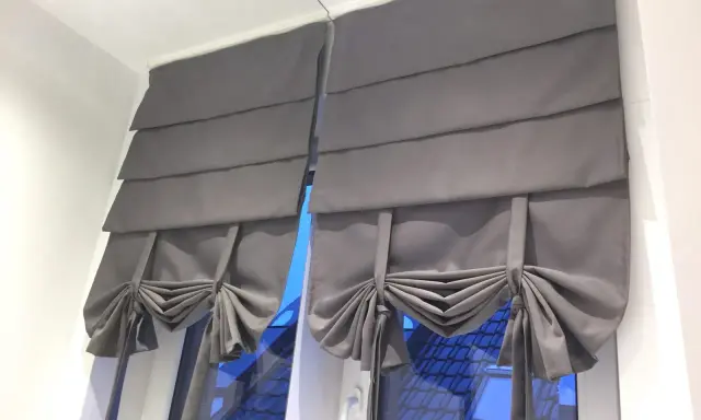 Szare firanki panelowe z zakładkami, jak uszyć firankę panel z zakładkami. Eleganckie marszczenia i kokardy dodają uroku.