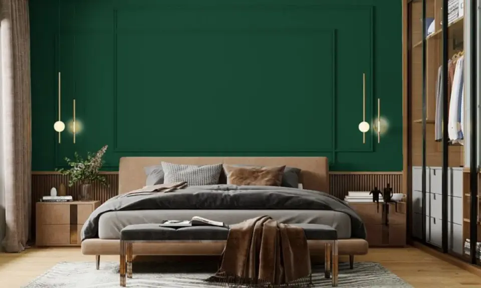 Elegancka, butelkowa zieleń zielona sypialnia z wygodnym łóżkiem, nowoczesnymi lampami i otwartą garderobą.
