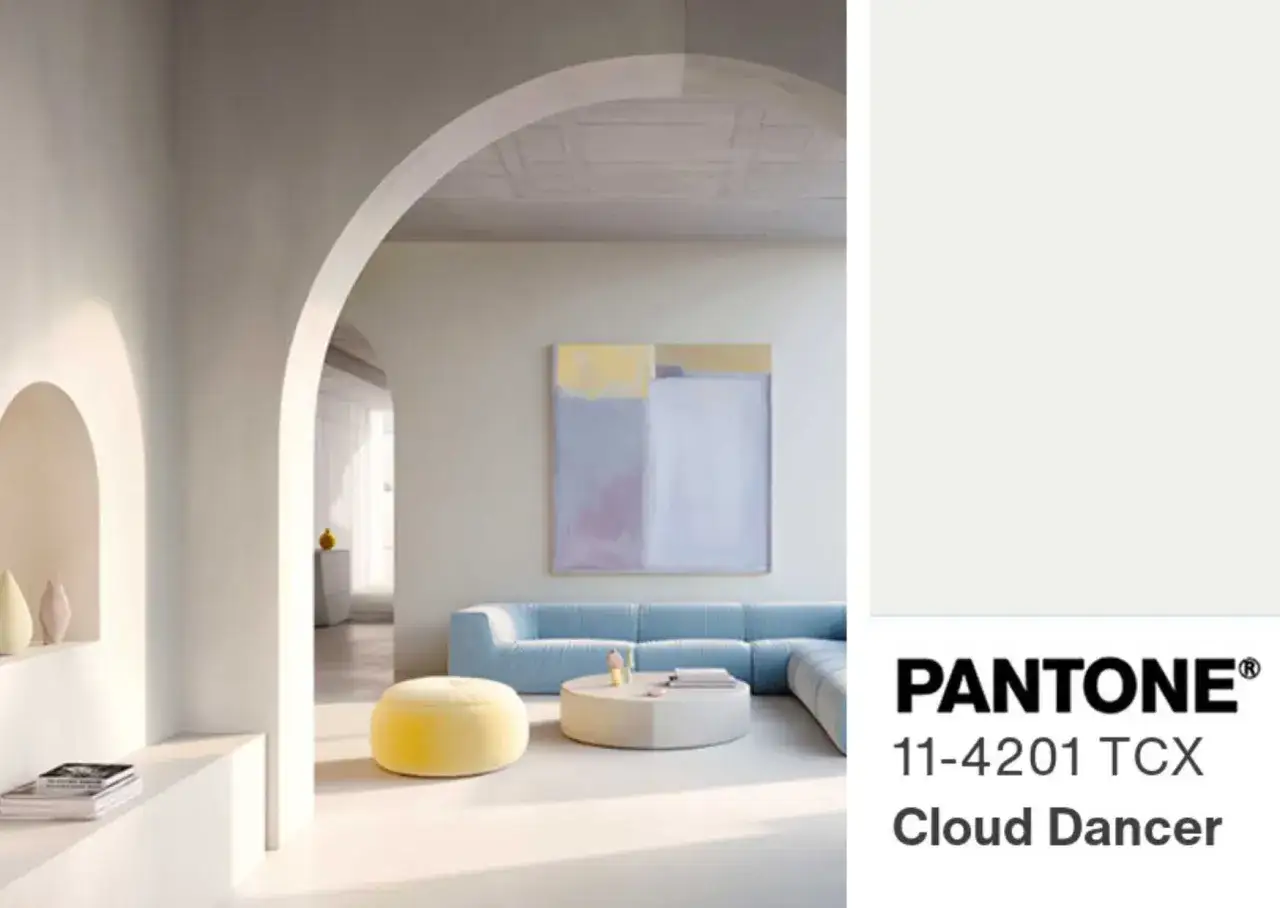 Nowoczesny salon z błękitną kanapą i żółtą pufą, inspirowany kolorem Cloud Dancer od instytutu Pantone.