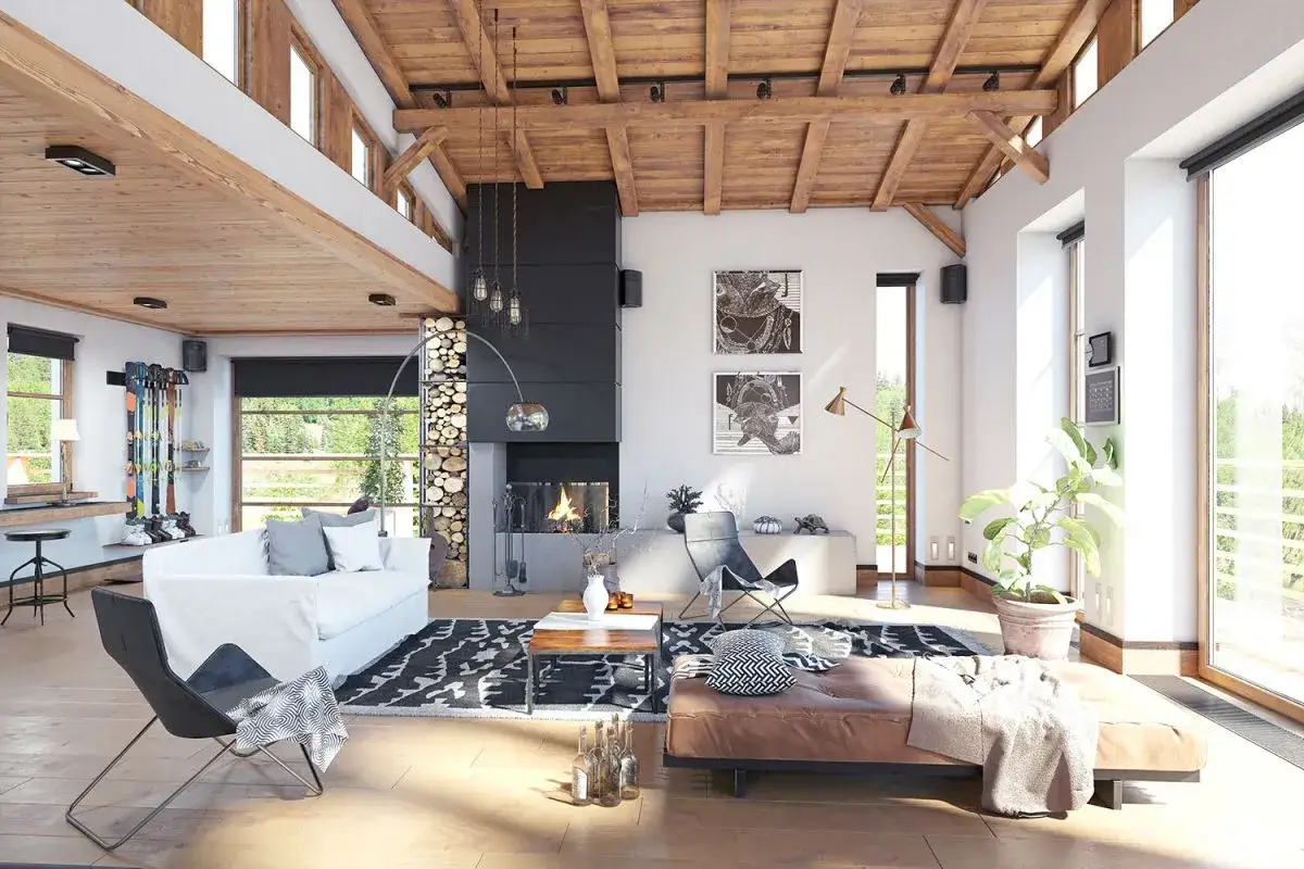 Przytulny salon w stylu modern farmhouse z kominkiem, drewnianym sufitem i widokiem na zieleń.