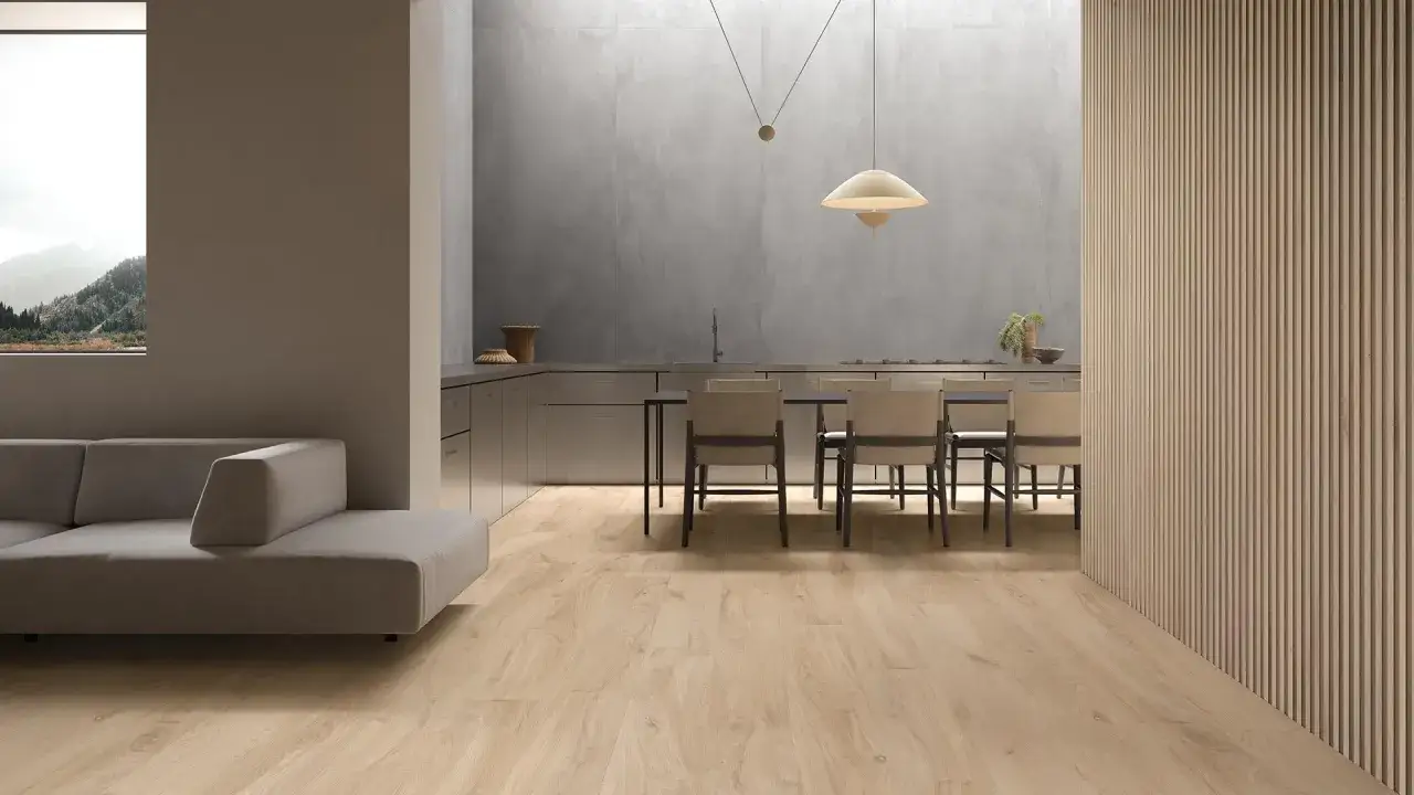 Minimalistyczne wnętrze w stylu wabi sabi z szarą ścianą, drewnianą podłogą i prostą kuchnią.