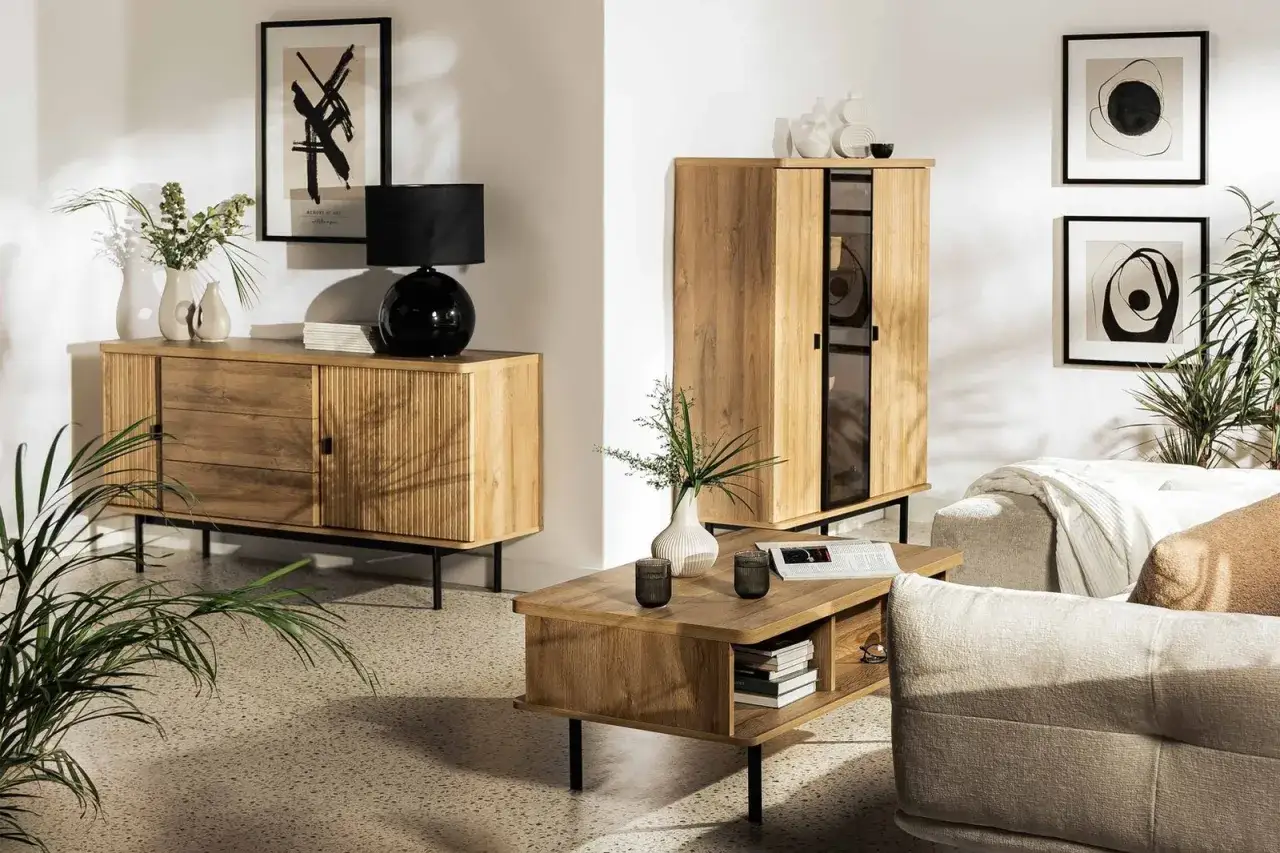 Przytulny salon boho loft z drewnianymi meblami, czarną lampą i roślinami.
