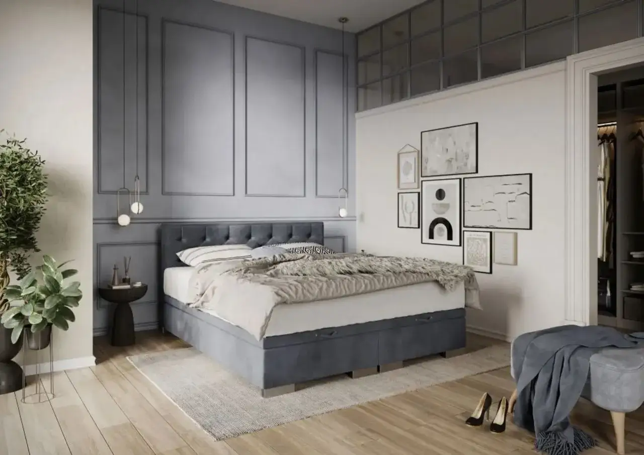 Eleganckie master bedroom w odcieniach szarości. Duże łóżko z tapicerowanym zagłówkiem, dekoracyjne panele na ścianie i galeria abstrakcyjnych obrazów.