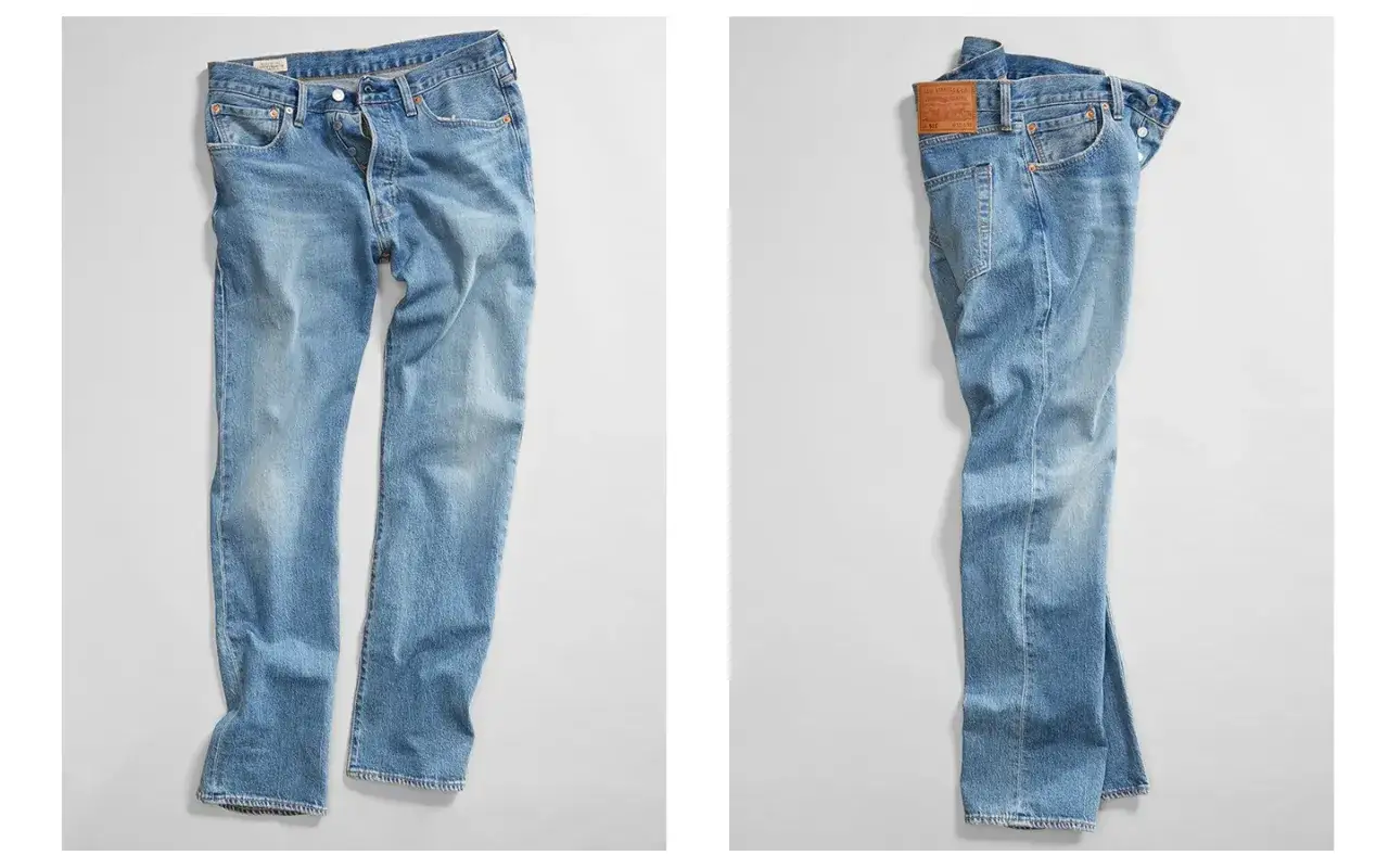 Dwie pary jasnych jeans&oacute;w Levi's. Dowiedz się, jak zmniejszyć spodnie w praniu, aby idealnie pasowały.