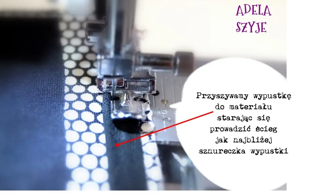 Szyjemy zamek z zakładką, przyszywając wypustkę do materiału. Ścieg prowadzimy jak najbliżej sznureczka.